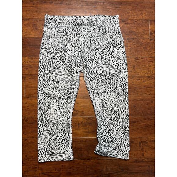 Reebok Activewear Cropped Pants Leggings Animal Print Medium Black White - Picture 6 of 8